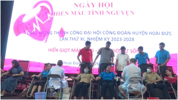 Đông đảo đoàn viên công đoàn, người lao động tham gia hiến máu tình nguyện