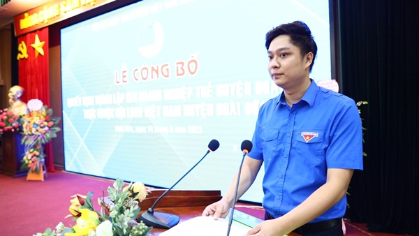 Đồng chí Trần Viết Thành – Phó Bí thư Huyện đoàn công bố Quyết định thành lập CLB doanh nghiệp trẻ huyện Hoài Đức