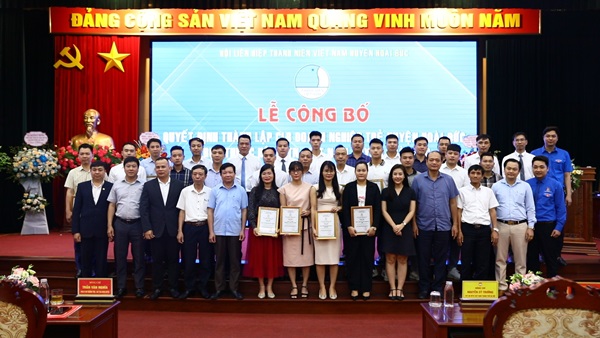 Các đại biểu trao Giấy chứng nhận hội viên cho các danh nghiệp trẻ huyện Hoài Đức