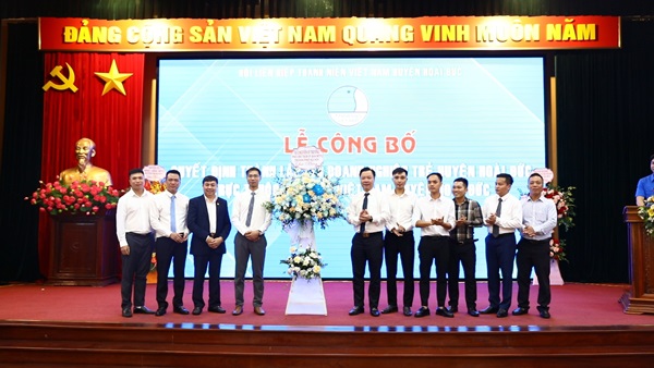 Lãnh đạo UB MTTQ Thành phố, huyện tặng hoa chúc mừng