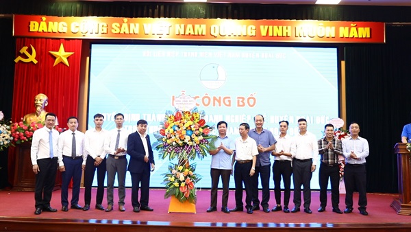Lãnh đạo UB MTTQ Thành phố, huyện tặng hoa chúc mừng