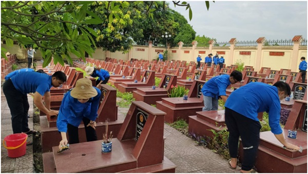 Đoàn viên, thanh niên tham gia vệ sinh nghĩa trang liệt sĩ xã