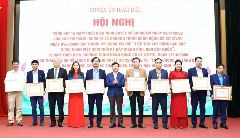 Phó Bí thư Thường trực Huyện ủy Hoài Đức Trần Văn Nghĩa trao khen thưởng cho các tập thể, cá nhân