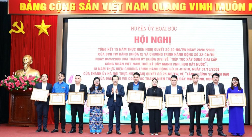 Phó Chủ tịch Liên đoàn Lao động thành phố Hà Nội Nguyễn Chính Hữu trao khen thưởng các tập thể, cá nhân