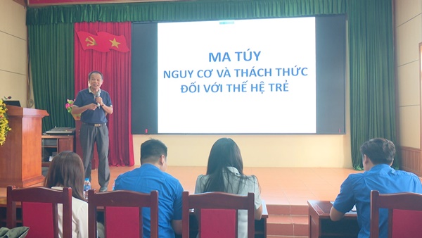 Đồng chí Lê Tiến Trung - báo cáo viên pháp luật Cục cảnh sát phòng, chống tội phạm ma tuý, Bộ Công an truyền đạt kiến thức, kỹ năng về tuyên truyền phòng, chống ma tuý trong thanh niên