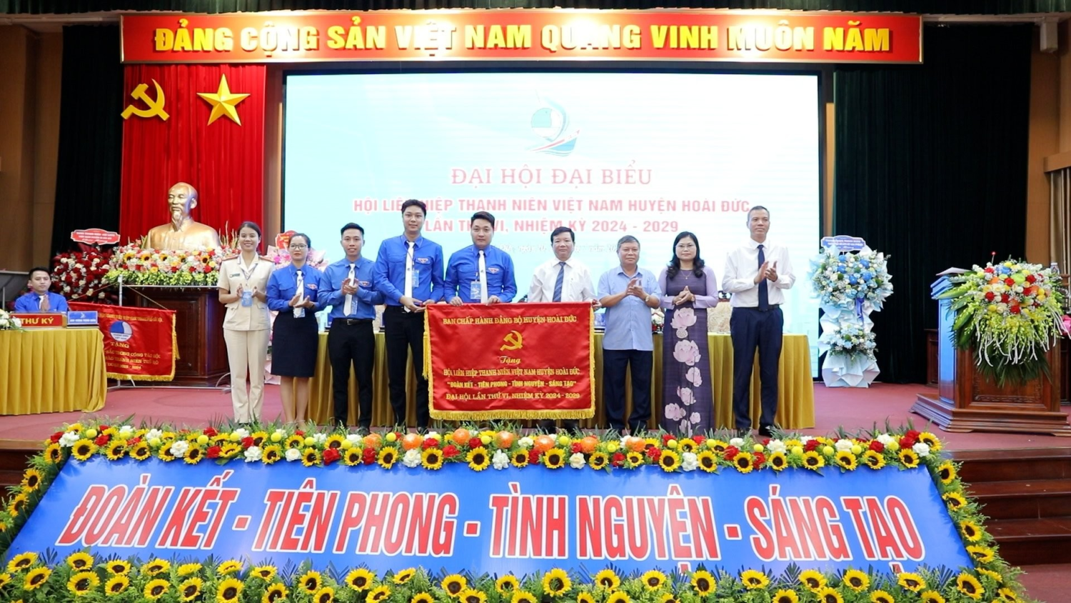 Ban chấp hành Đảng bộ huyện Hoài Đức tặng bức trướng tới Hội Liên hiệp thanh niên huyện.